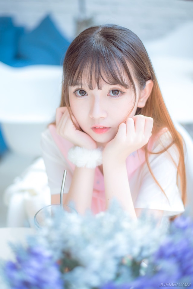 孟达有些惊讶的看向刘璋，摇头叹道：“刘益州若不被利益昏了心智，也不至于如此轻易便让主公拿下益州。”